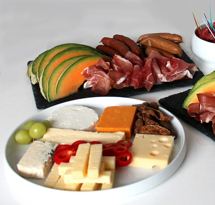 tabuleiros de antipasto com carnes frias e queijo.