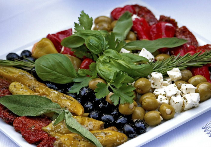 Legumes, azeitonas e queijo do antipasto.