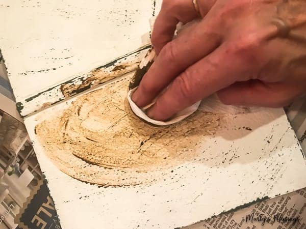 aplicar cera escura em livros pintados com tinta chalk