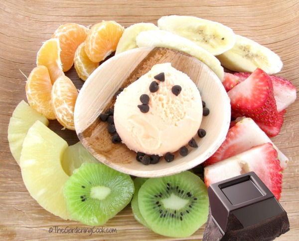 Prato de frutas asiáticas e chocolate amargo