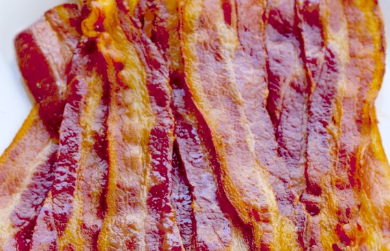 Bacon cozido no forno cortado em fatias.