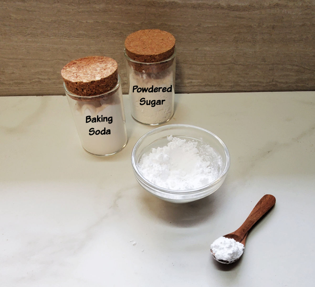 Pequenos frascos com bicarbonato de sódio e açúcar de confeiteiro para fazer uma isca para formigas.