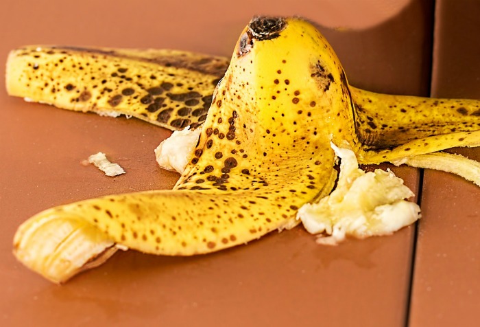 Cortar as cascas de banana adiciona muitos nutrientes ao seu solo