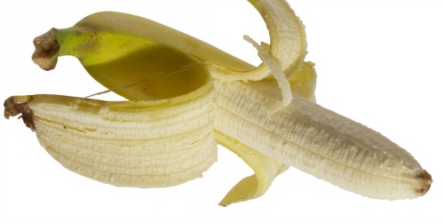 Uma banana inteira com a ponta da casca retirada.