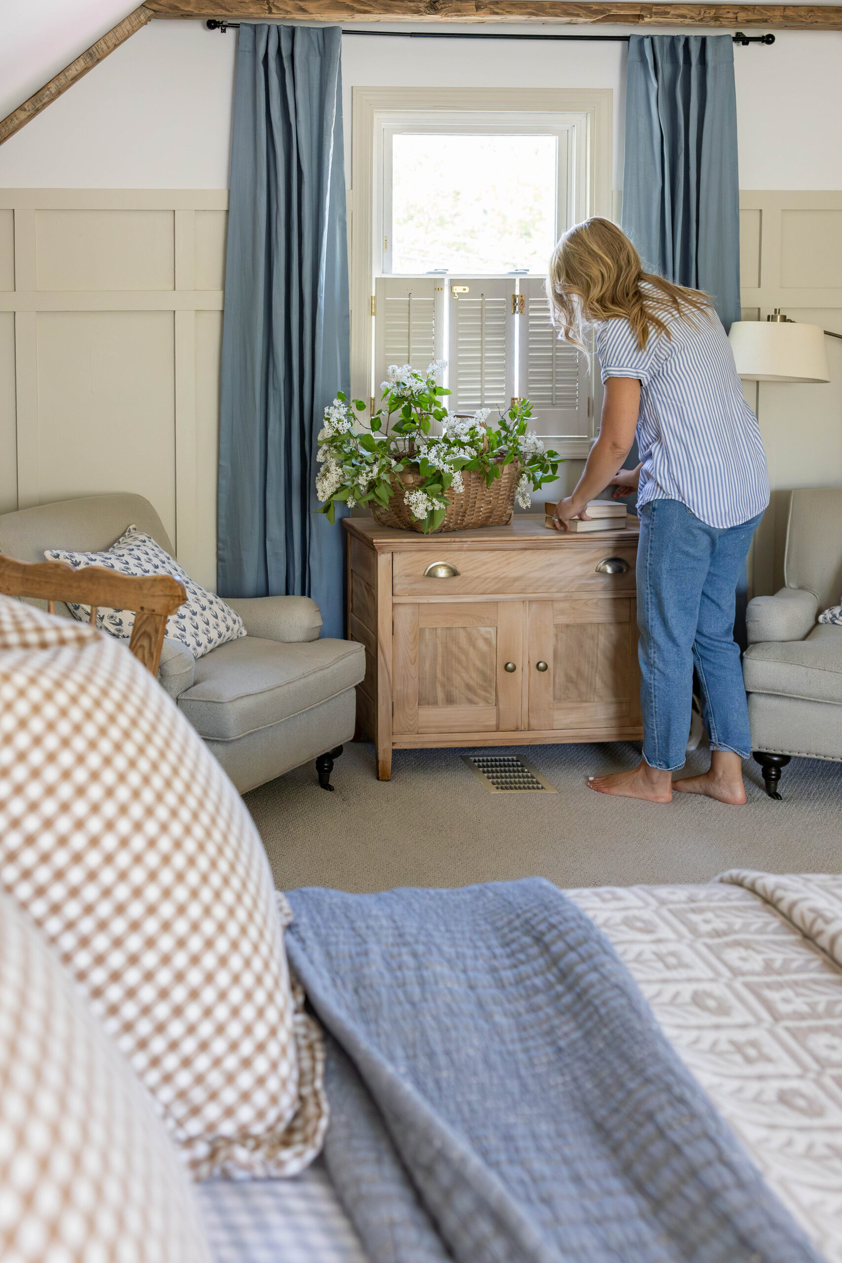 Cortinas azuis para atualização de quarto no verão