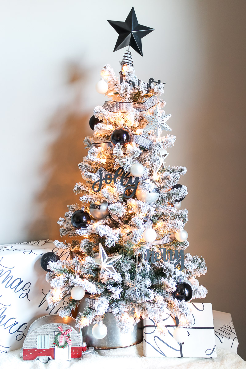 Visão geral da árvore de Natal decorada em preto e branco