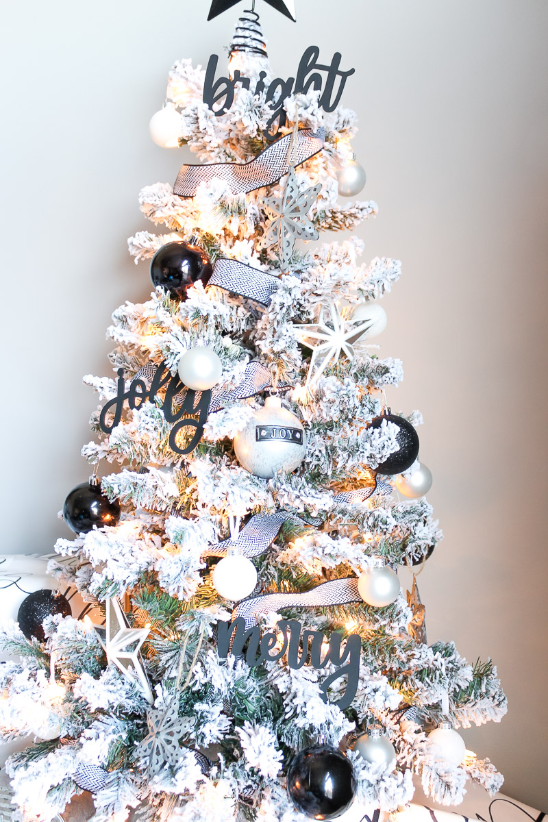 Visão geral da árvore de Natal decorada em preto e branco