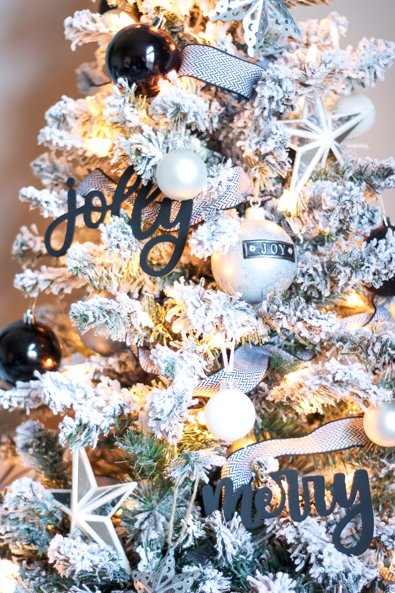 Árvore de Natal coberta de neve em preto e branco decorada