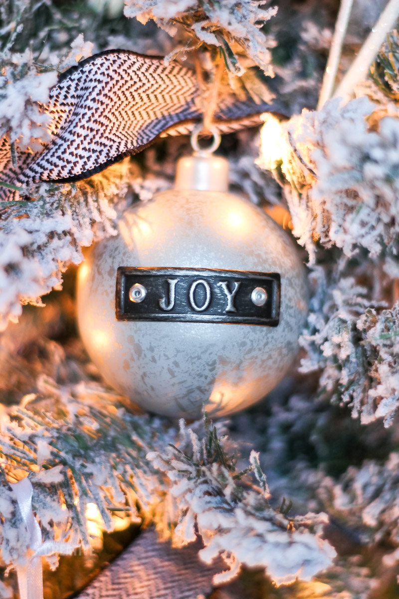Close up do ornamento de bola de metal galvanizado com tipografia JOY