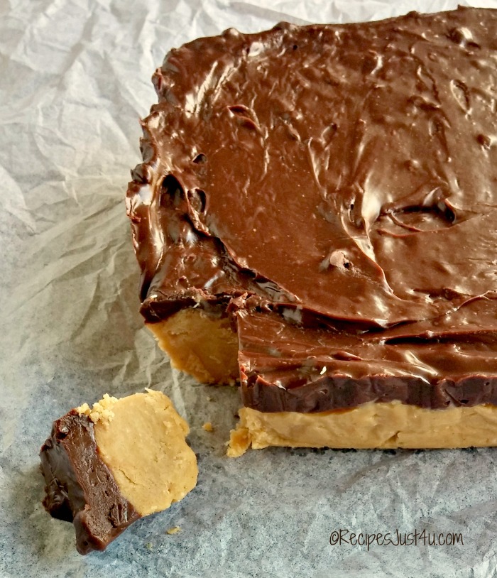 fudge buckeye sobre papel manteiga.