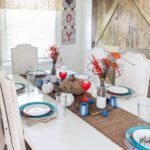 Uma cozinha com uma mesa em um cômodo