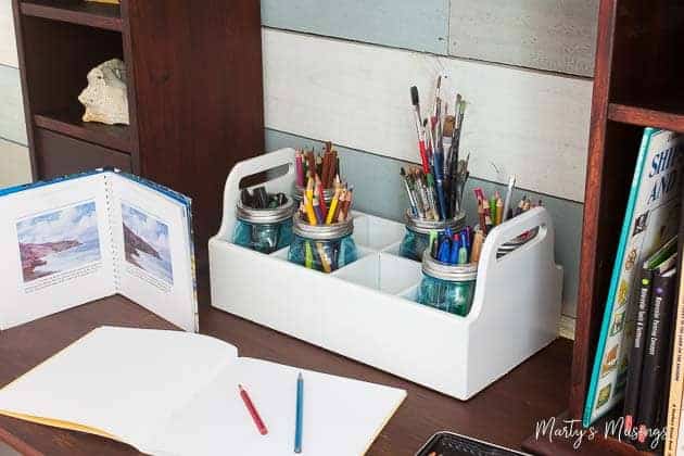 Pincéis de artista e caderno de arte em branco