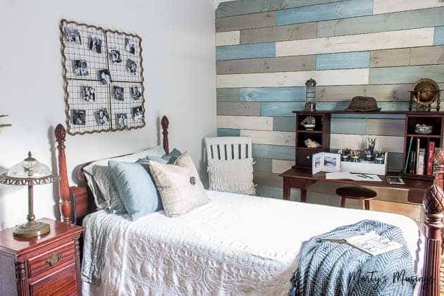 Um quarto com uma cama e uma escrivaninha