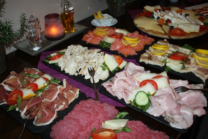 Comida servida no estilo buffet.