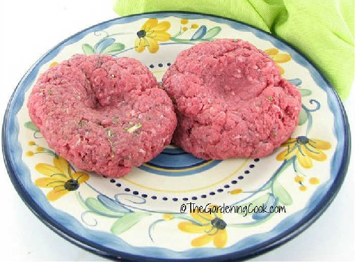 Hambúrgueres com uma depressão em um prato.