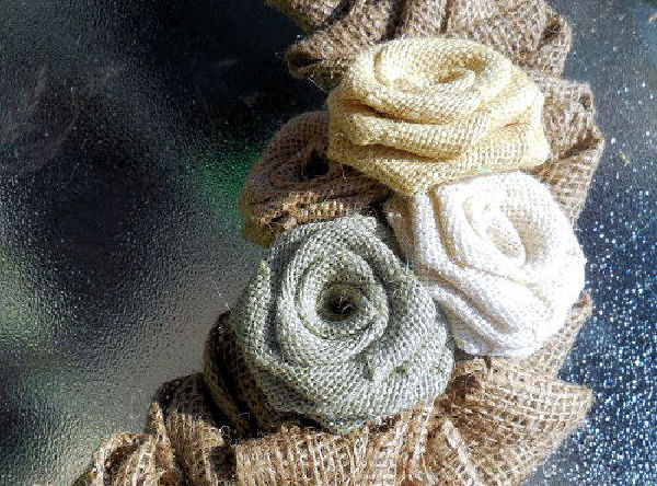 Uma foto de close de rosas de juta em uma guirlanda de flores de juta.