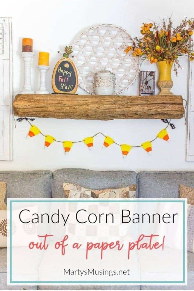 Quer um artesanato fácil de Halloween ou de outono? Este banner de candy corn é super fácil e feito com um prato de papel! Perfeito para crianças! banner de candy corn pendurado em uma lareira de madeira de celeiro