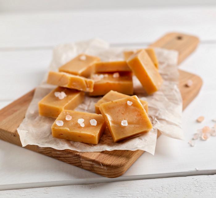fudge de caramelo. fudge de caramelo com sal marinho em uma tábua de corte.