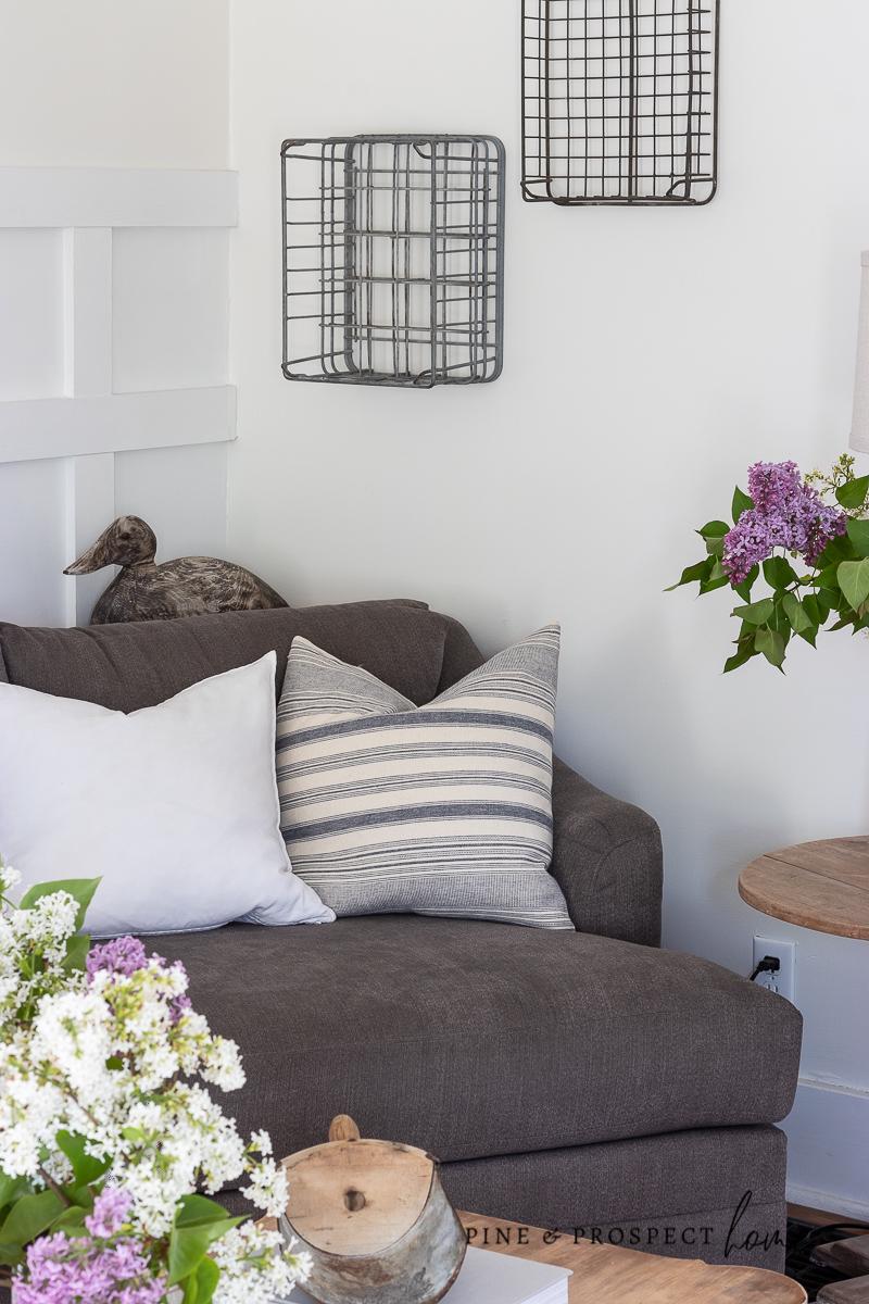 Canto acolhedor da sala de estar em casa estilo inglês decorado para a primavera