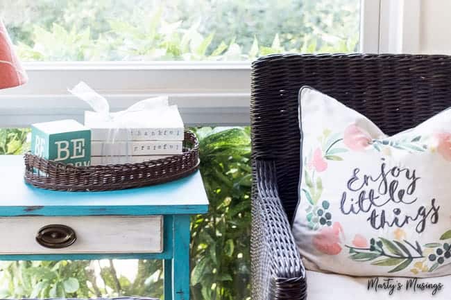 Crie sua própria decoração de fazenda com este tutorial de livros carimbados DIY usando livros de bolso baratos, tinta de giz e carimbos de borracha.