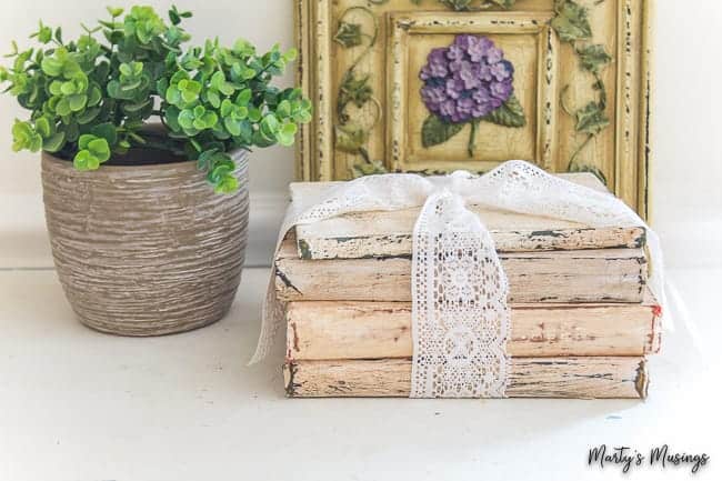 livros de capa dura pintados com tinta chalk usados em vignete