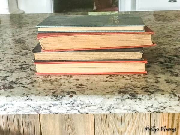 livros de capa dura antigos usados para pintura com tinta chalk