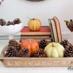 Um monte de comida sobre uma mesa, com Casa e Dinheiro
