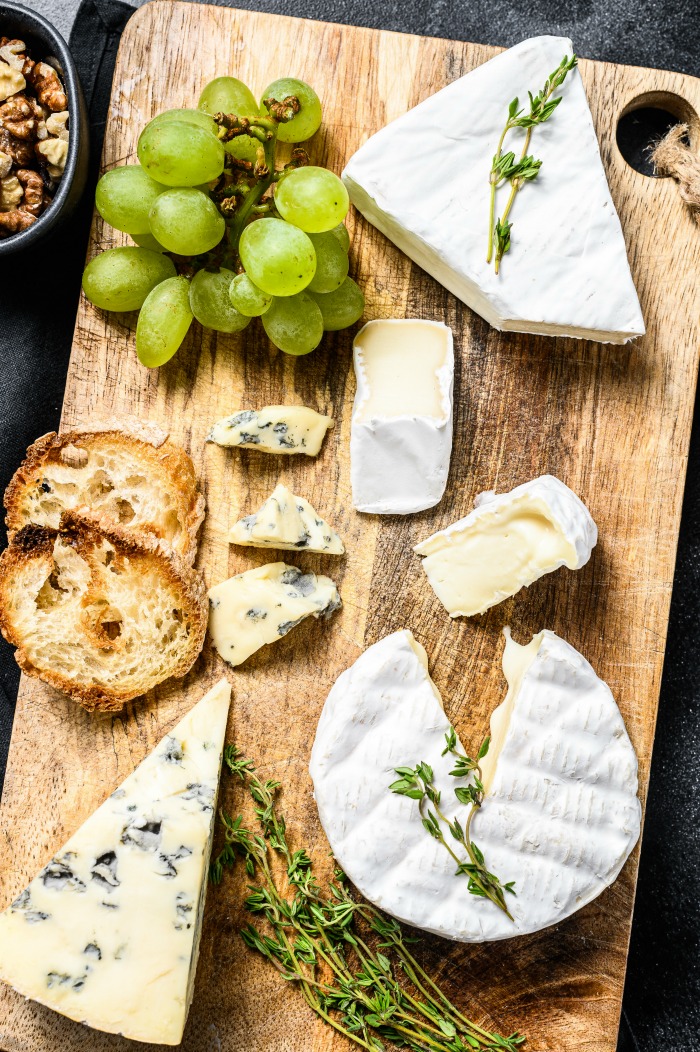 Variedade de queijos para adicionar a um tabuleiro de antipasto.