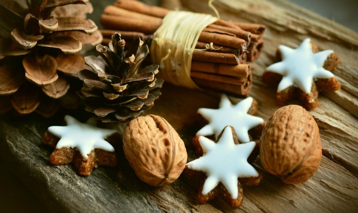 Mostra com canela, biscoito e pinha
