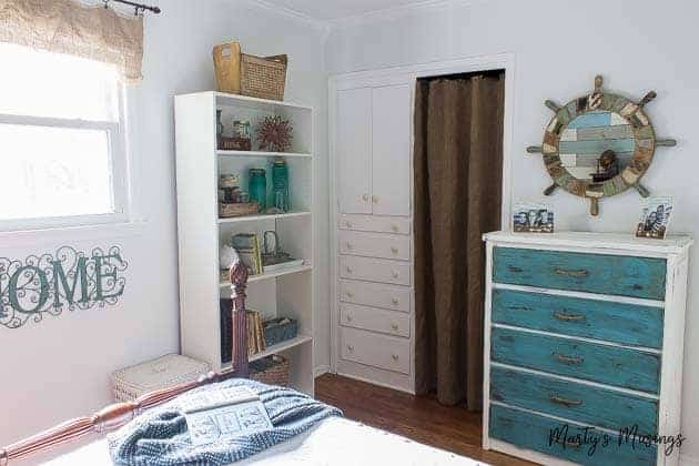 Quarto com tema litorâneo com móveis em aqua e branco