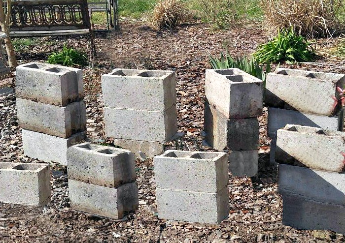 Blocos de concreto empilhados prontos para serem feitos em uma cama elevada de jardim.