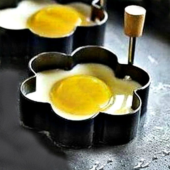Seja criativo com ovos em forma de cortador de biscoito