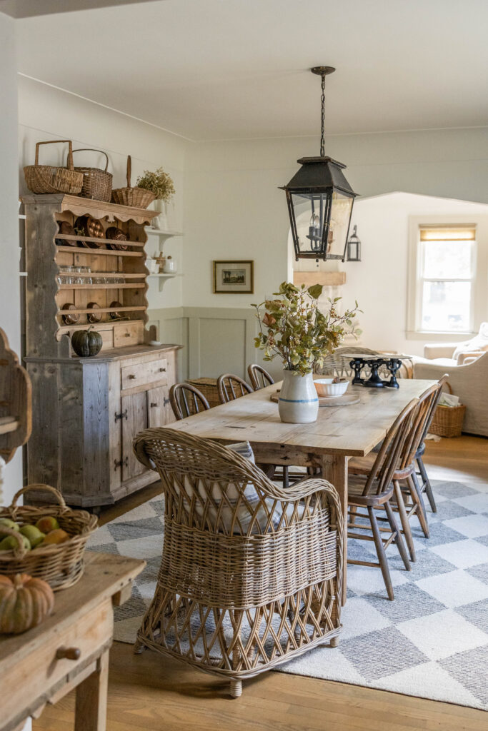 Sala de jantar da visita de casa no outono