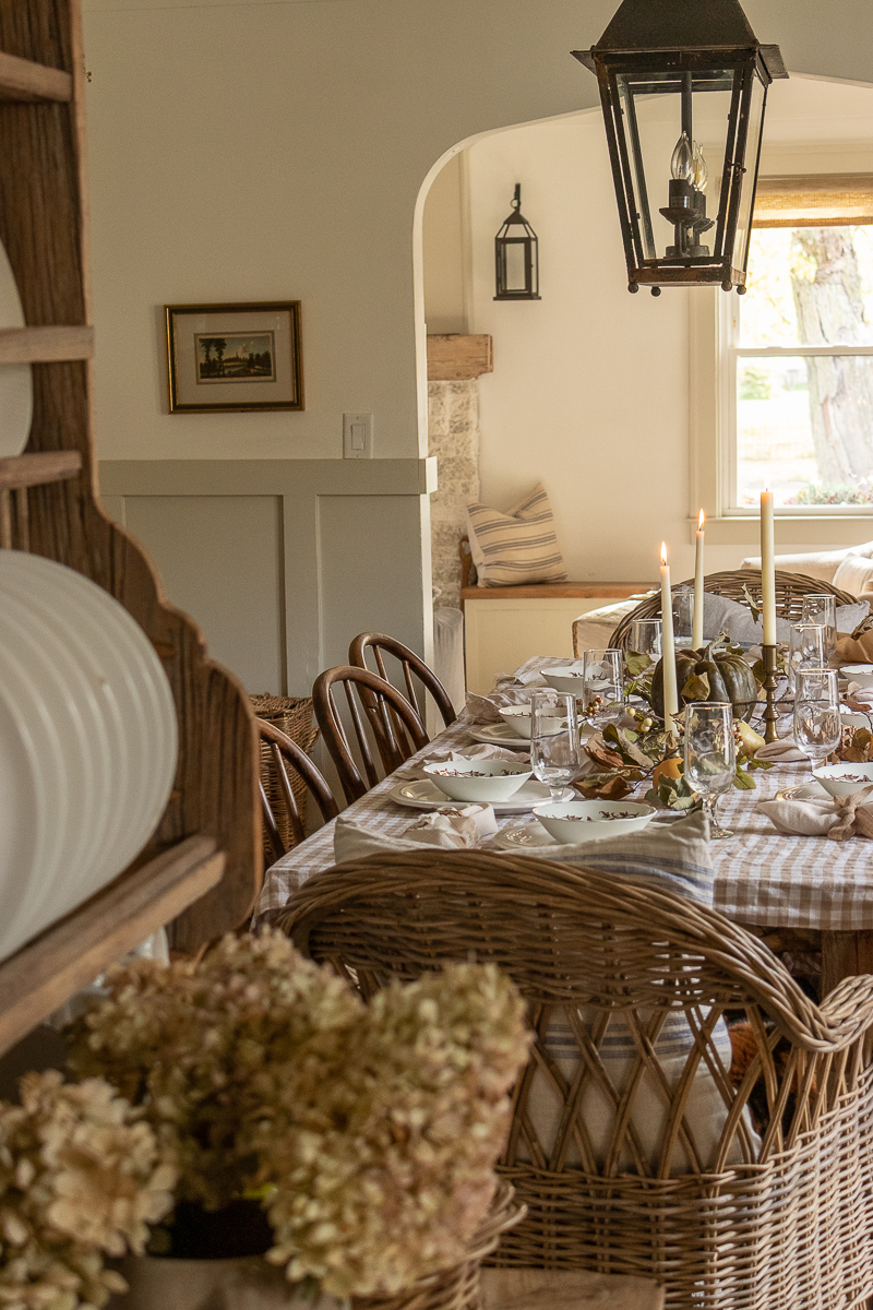 Mesa de Ação de Graças com decoração econômica em estilo cottage