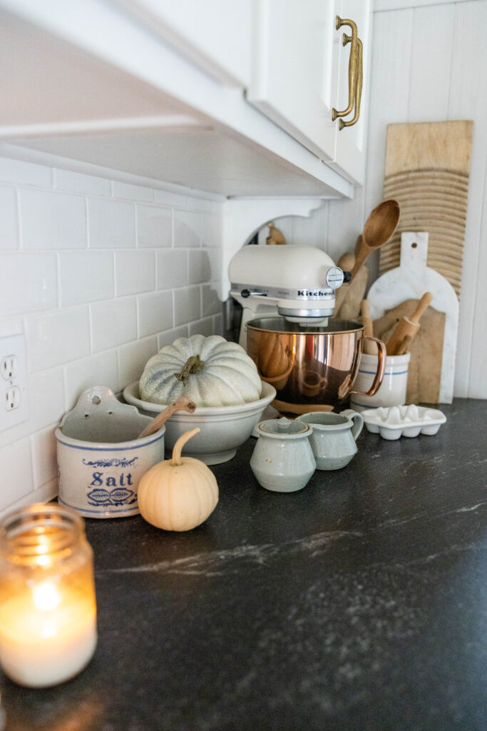 Canto da cozinha com decoração de outono