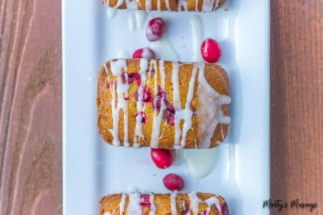 Pão rápido de abóbora com cranberry em um prato branco