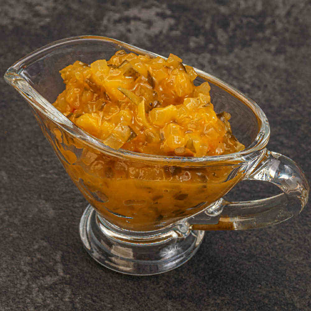 Doce relish de pepino amarelo em uma travessa.
