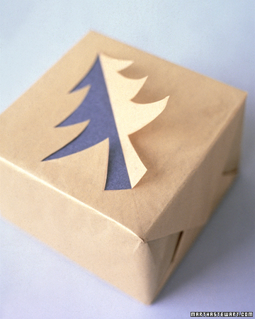 Topper de árvore roxo e branco em presente de papel marrom da marthastewart.com.