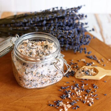 Sais de banho relaxantes de lavanda e camomila DIY.