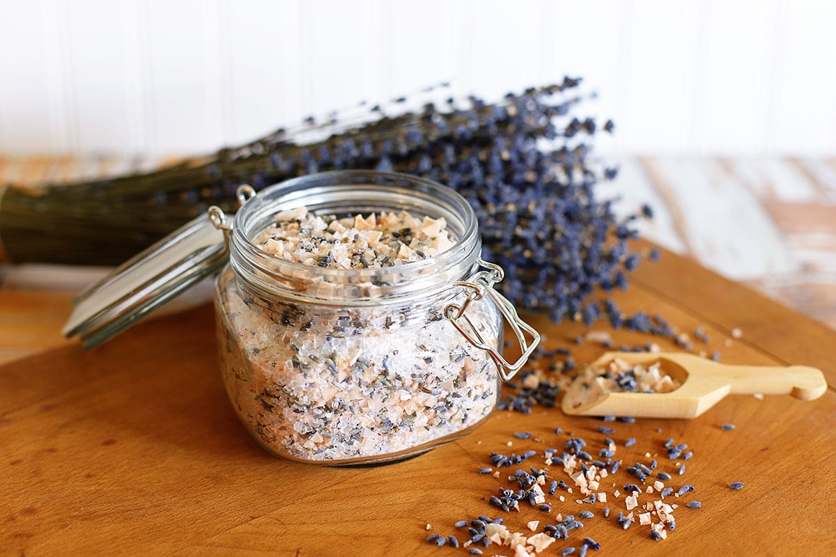 Fáceis sais de banho de lavanda para fazer em casa em um pote de vidro.