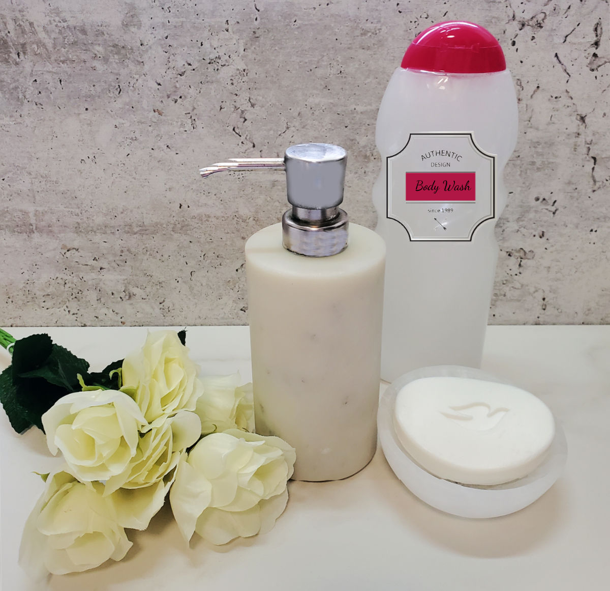 Use como sabonete líquido para as mãos ou como body wash. Sabão líquido DIY em dispensers de body wash e de sabonete para as mãos ao lado de uma barra de sabão Dove e algumas rosas brancas.