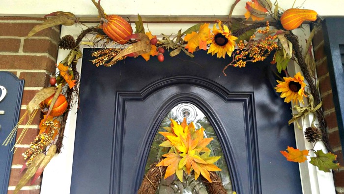 contorno da porta com decoração de outono