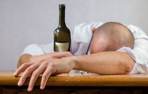 bebendo demais Não fique bêbado de vinho.