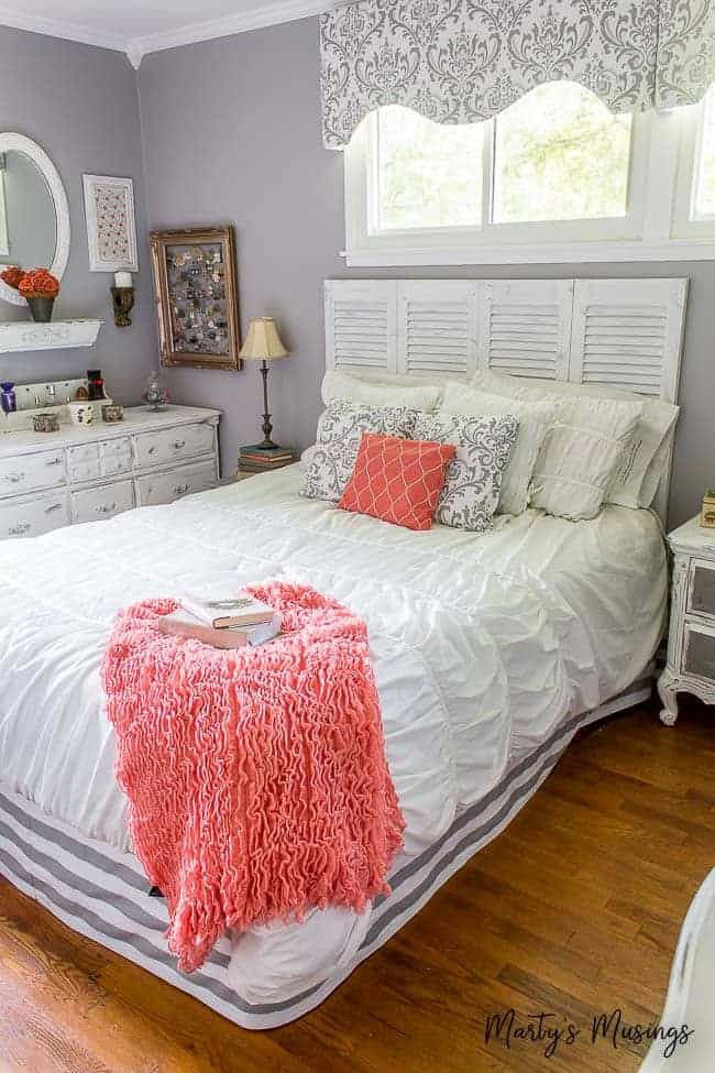 Uma cama grande em um quarto