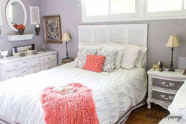 Um quarto com uma cama em um cômodo