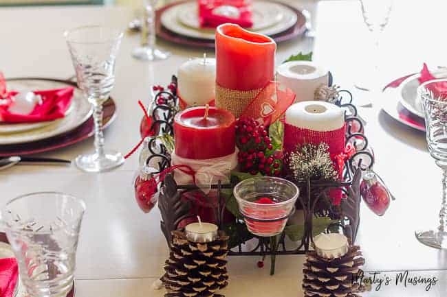 Uma mesa com pratos de comida, com Dia dos Namorados e decoração
