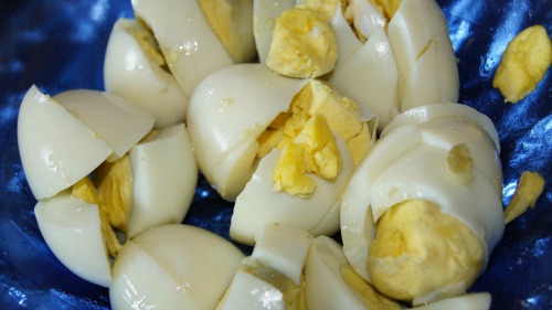 Ovos cozidos picados em uma tigela azul.