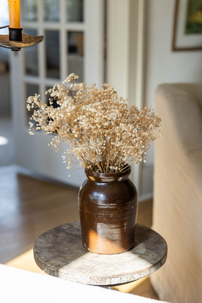 Decoração aconchegante da sala de estar no outono com elementos naturais