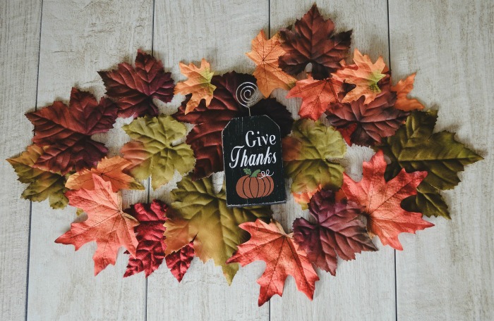 autumn leaves and Give thanks sign Centro de mesa de folhas de outono