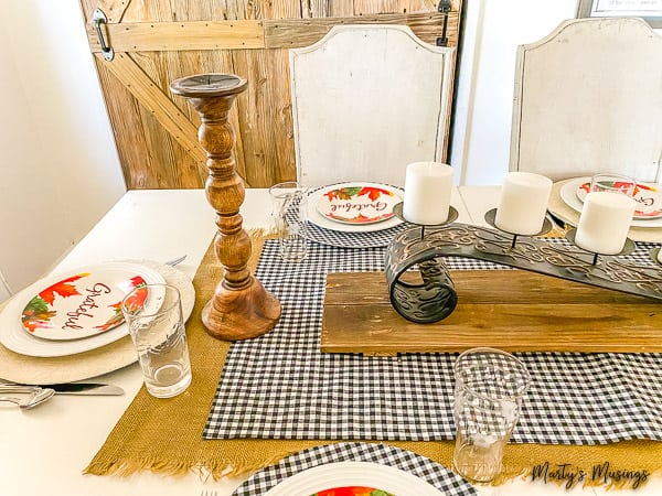 mesa de outono com detalhes rústicos em madeira e passa-mesas sem costura
